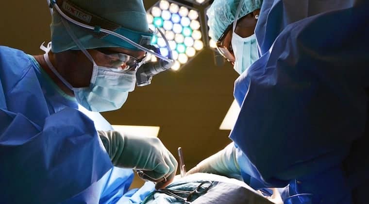 انجام عمل جراحی ضربه مغزی