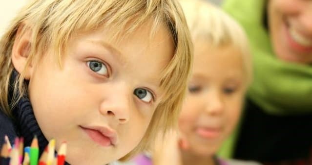 آیا مشکل بینایی می‌تواند بر عزت نفس کودک تأثیر بگذارد؟