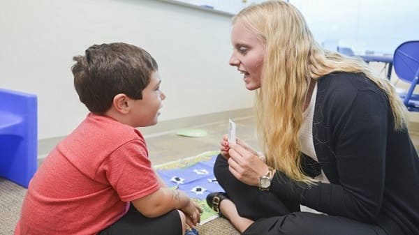 بهبود مهارت گفتار و زبان در گفتار درمانی کودکان اوتیسم