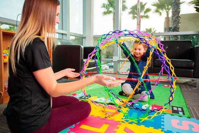 بهترین و مجهزترین کلینیک کاردرمانی در غرب تهران در خیابان آزادی، تهرانسر، توحید، ستارخان و صادقیه